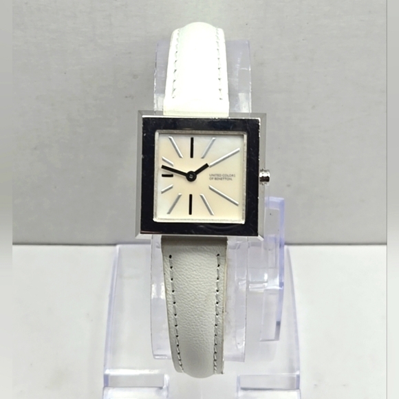 Womens United Colors of Benetton 3 ATM S/S MOP Quartz Watch 31401 New Battery - Picture 1 of 11